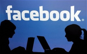 Facebook permite denunciar historias falsas